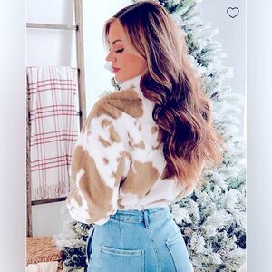 VESTIQUE Chic Faux Fur SWEATER in Cream and Brown cow print; size small